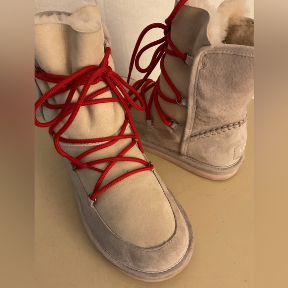 Ugg women crème and beige suede sheepskin lodge short boots size 9 - Picture 1 of 10